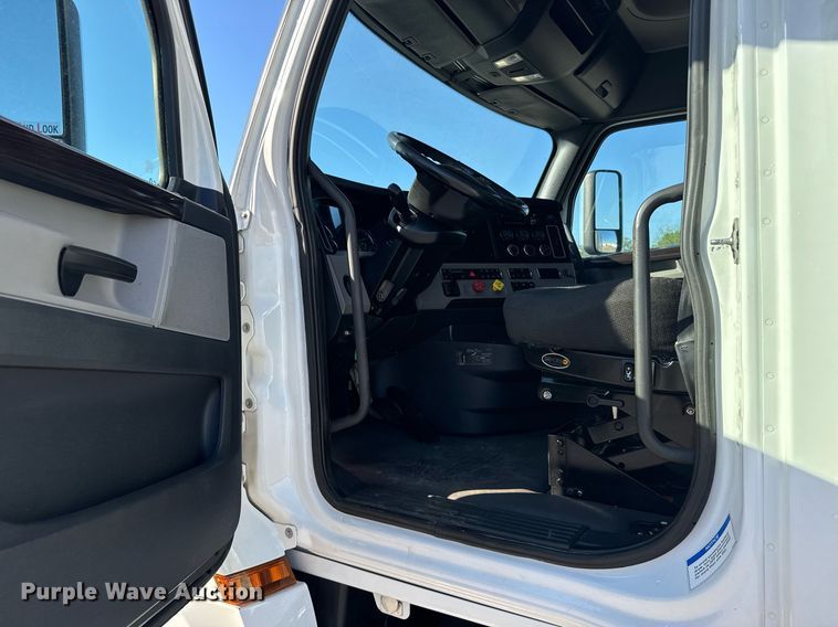 image for item EG6435 2019 Freightliner Cascadia semi truck