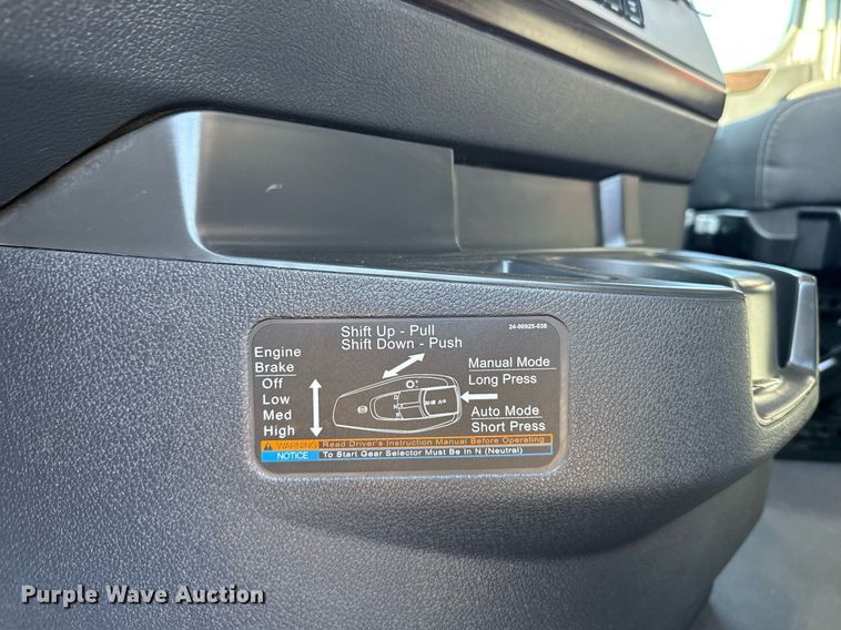 image for item EG6435 2019 Freightliner Cascadia semi truck