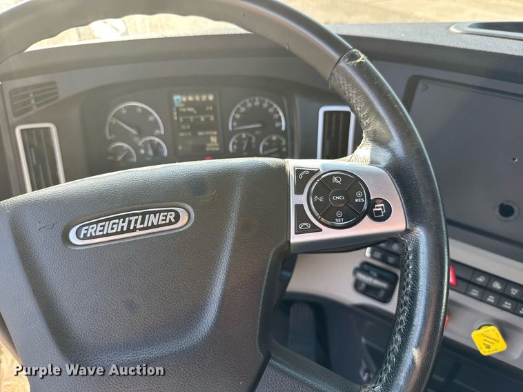 image for item EG6435 2019 Freightliner Cascadia semi truck