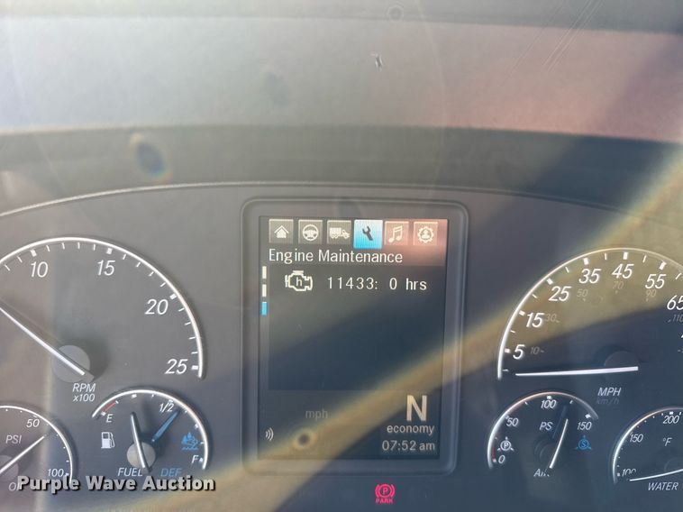 image for item EG6435 2019 Freightliner Cascadia semi truck