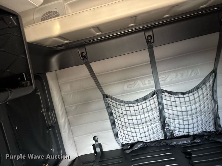 image for item EG6435 2019 Freightliner Cascadia semi truck