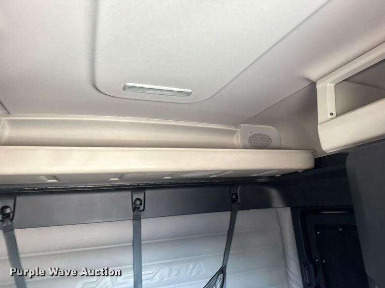 image for item EG6435 2019 Freightliner Cascadia semi truck