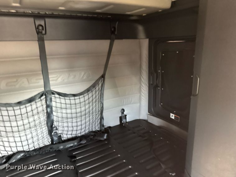 image for item EG6435 2019 Freightliner Cascadia semi truck