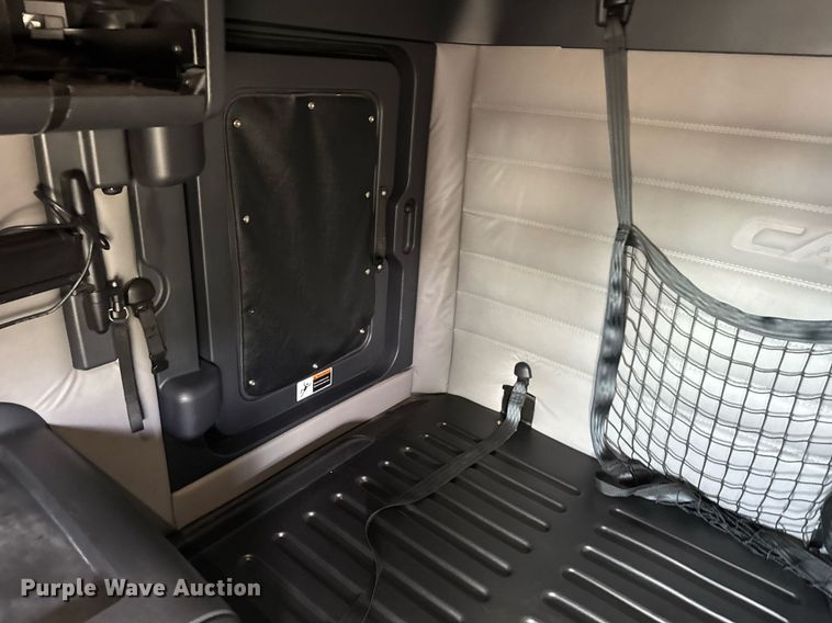 image for item EG6435 2019 Freightliner Cascadia semi truck