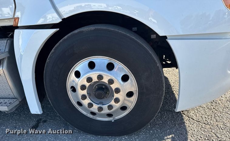 image for item EG6435 2019 Freightliner Cascadia semi truck