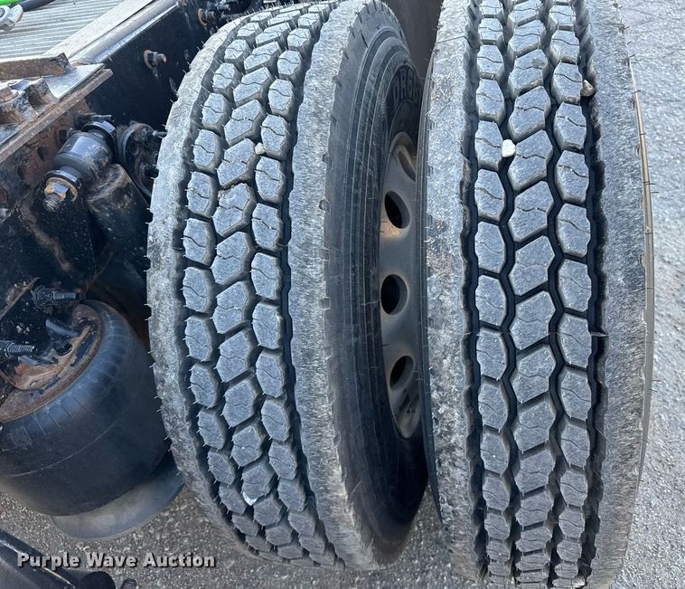 image for item EG6435 2019 Freightliner Cascadia semi truck