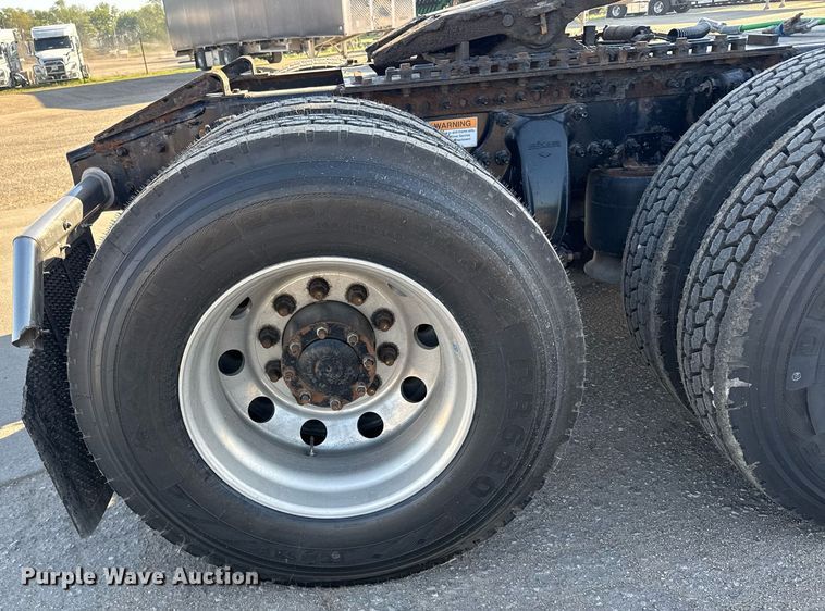 image for item EG6435 2019 Freightliner Cascadia semi truck