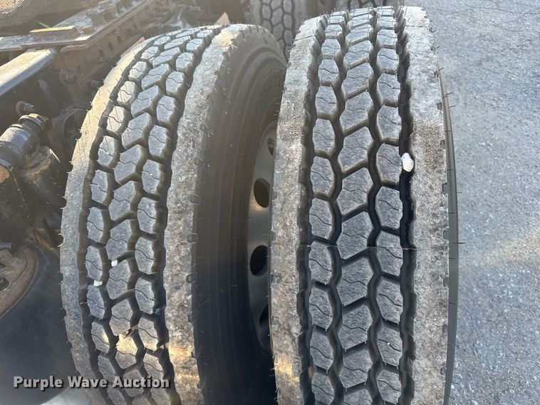 image for item EG6435 2019 Freightliner Cascadia semi truck