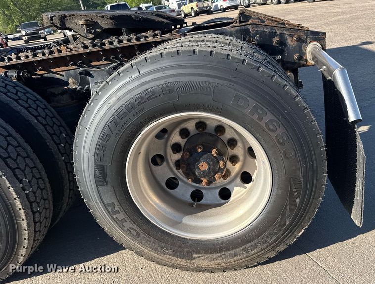 image for item EG6435 2019 Freightliner Cascadia semi truck