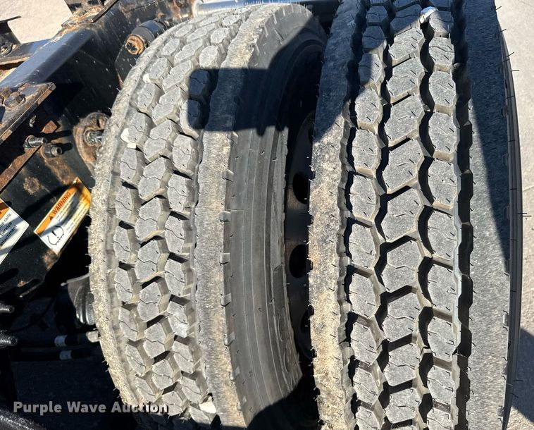 image for item EG6435 2019 Freightliner Cascadia semi truck