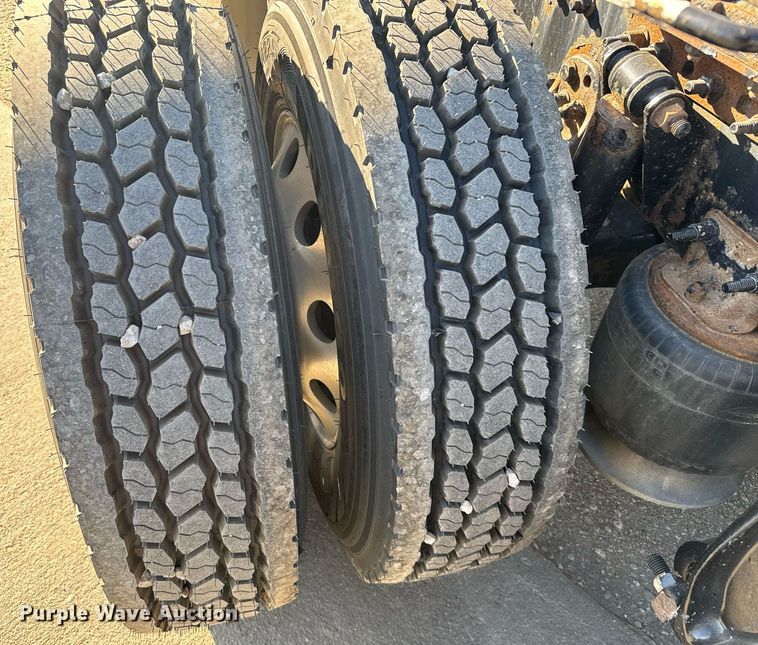 image for item EG6435 2019 Freightliner Cascadia semi truck