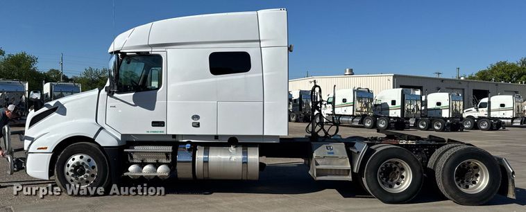 image for item EG6436 2021 Volvo VNL semi truck