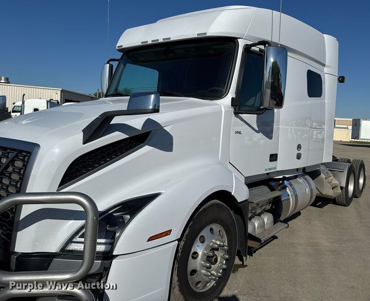 image for item EG6436 2021 Volvo VNL semi truck