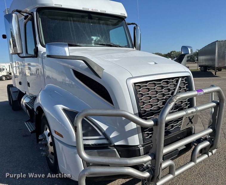 image for item EG6436 2021 Volvo VNL semi truck