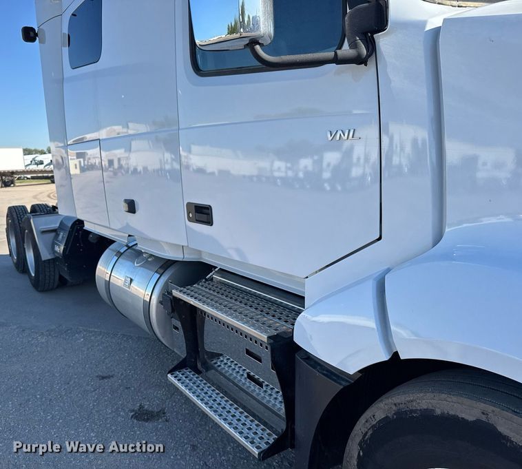 image for item EG6436 2021 Volvo VNL semi truck