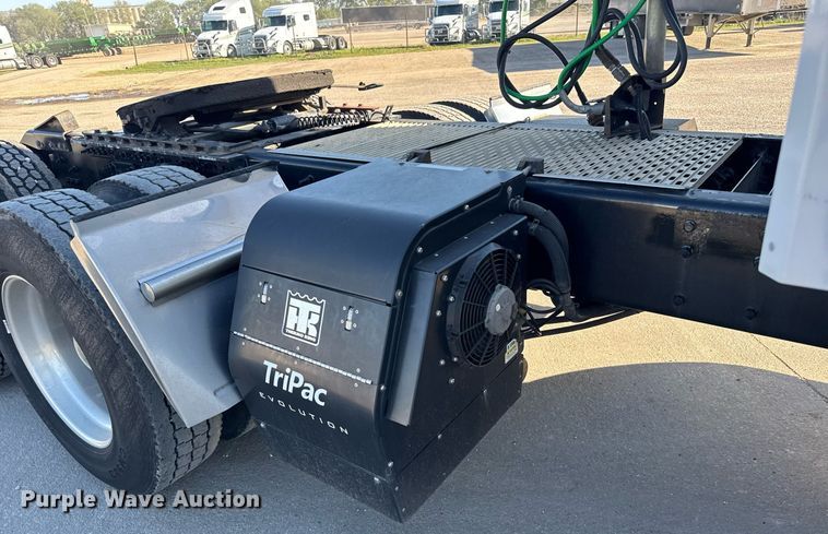 image for item EG6436 2021 Volvo VNL semi truck