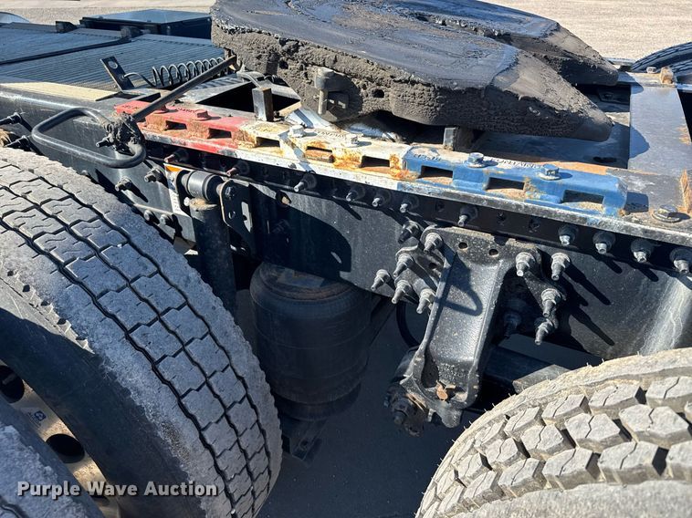 image for item EG6436 2021 Volvo VNL semi truck