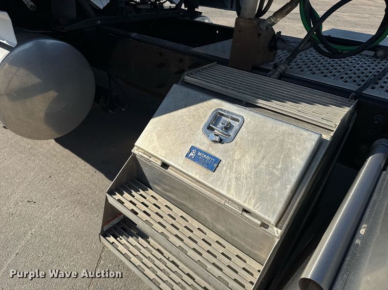 image for item EG6436 2021 Volvo VNL semi truck