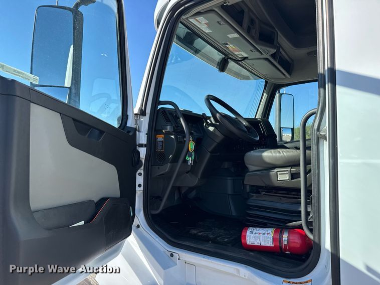 image for item EG6436 2021 Volvo VNL semi truck