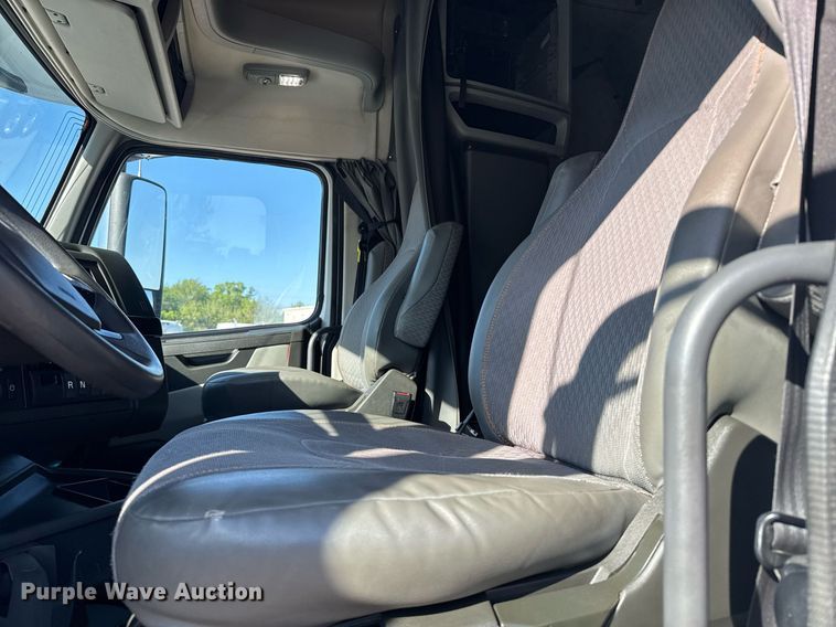 image for item EG6436 2021 Volvo VNL semi truck