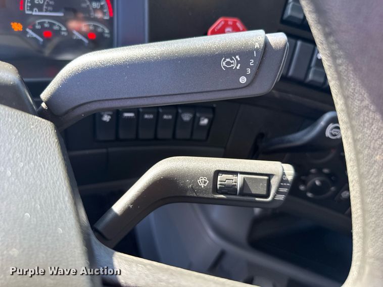 image for item EG6436 2021 Volvo VNL semi truck