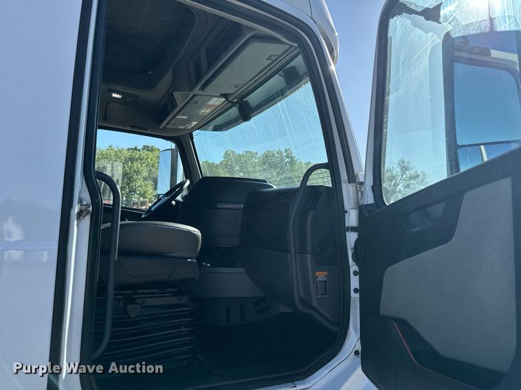 image for item EG6436 2021 Volvo VNL semi truck