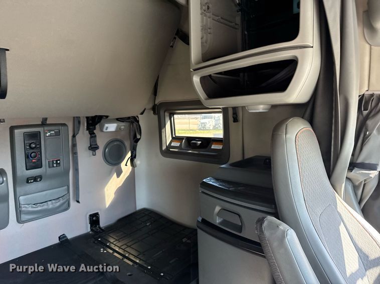 image for item EG6436 2021 Volvo VNL semi truck