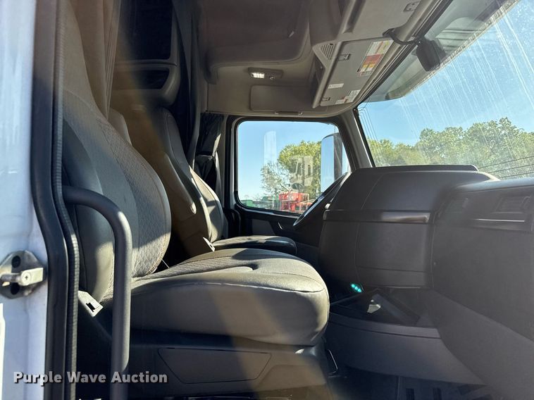 image for item EG6436 2021 Volvo VNL semi truck