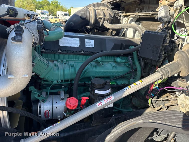 image for item EG6436 2021 Volvo VNL semi truck