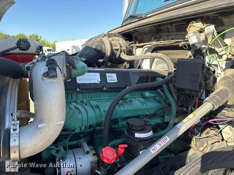 image for item EG6436 2021 Volvo VNL semi truck