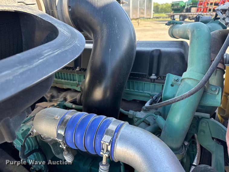 image for item EG6436 2021 Volvo VNL semi truck