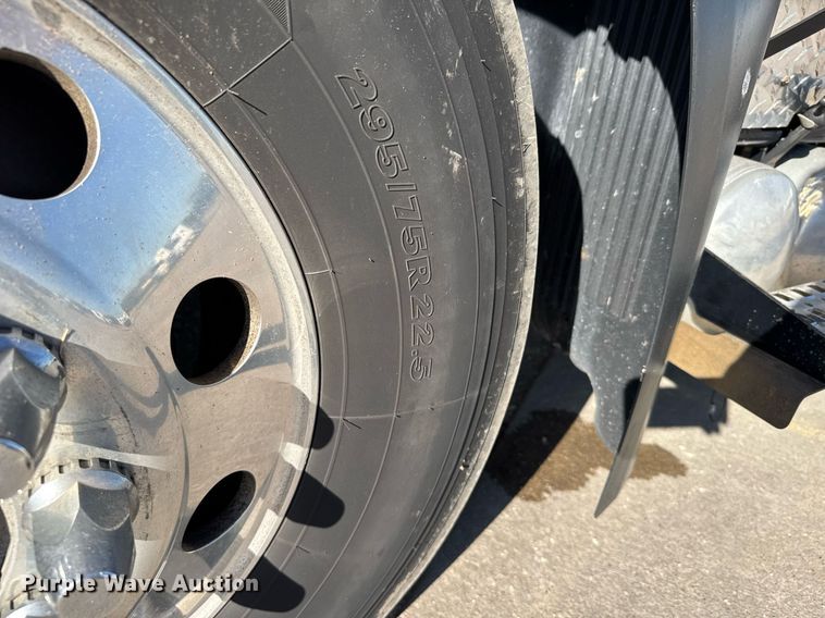 image for item EG6436 2021 Volvo VNL semi truck