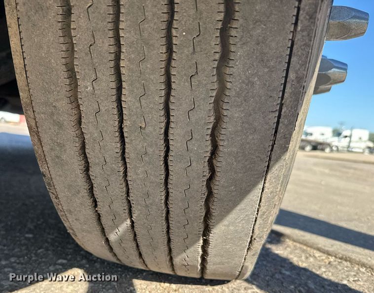 image for item EG6436 2021 Volvo VNL semi truck