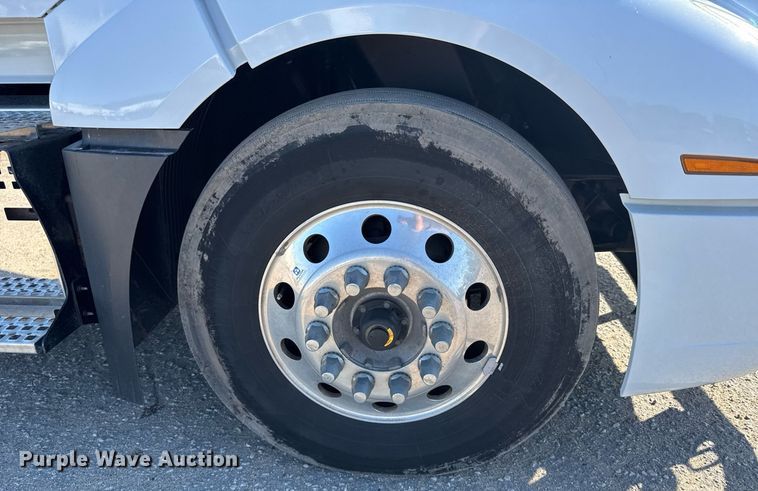 image for item EG6436 2021 Volvo VNL semi truck