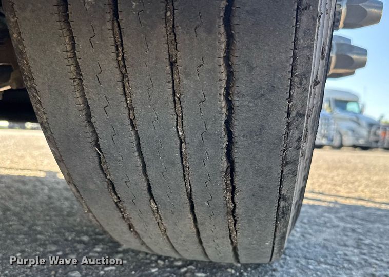 image for item EG6436 2021 Volvo VNL semi truck