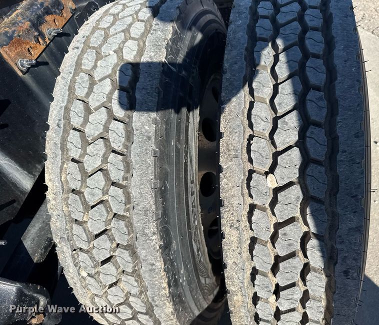 image for item EG6436 2021 Volvo VNL semi truck