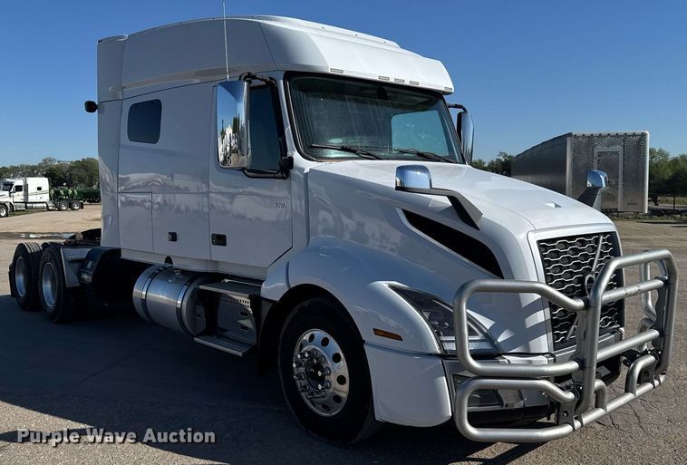 image for item EG6437 2021 Volvo VNL semi truck