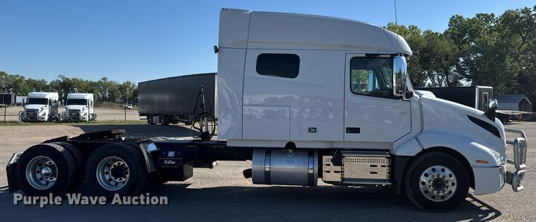 image for item EG6437 2021 Volvo VNL semi truck