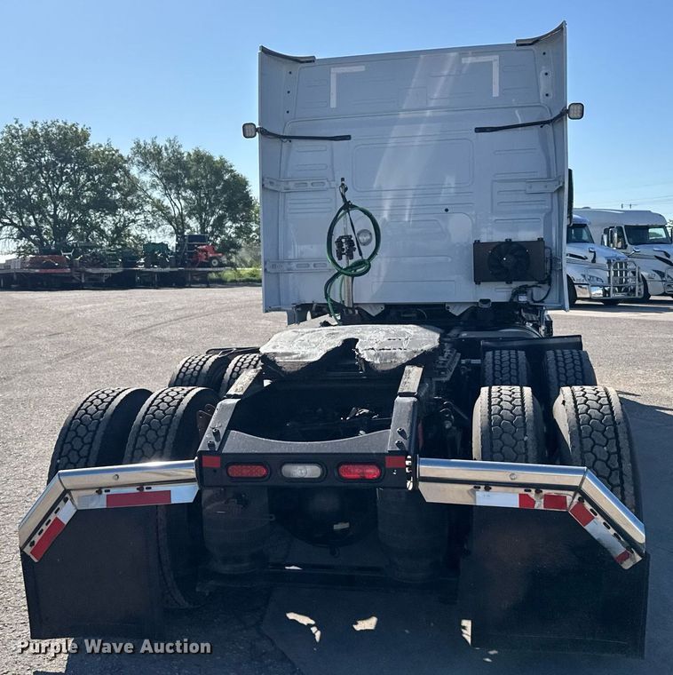 image for item EG6437 2021 Volvo VNL semi truck