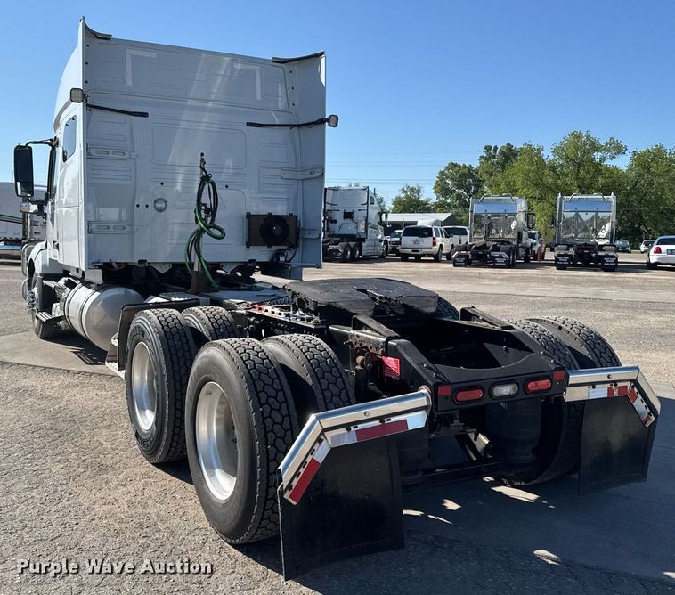 image for item EG6437 2021 Volvo VNL semi truck
