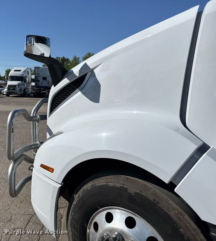 image for item EG6437 2021 Volvo VNL semi truck