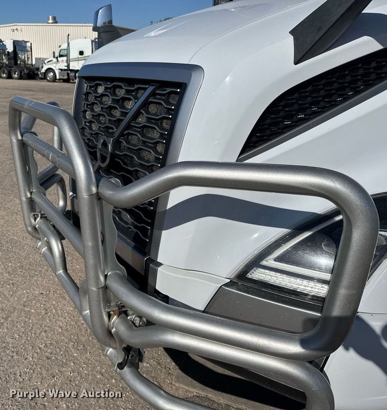 image for item EG6437 2021 Volvo VNL semi truck
