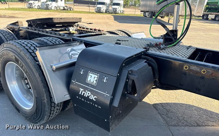 image for item EG6437 2021 Volvo VNL semi truck