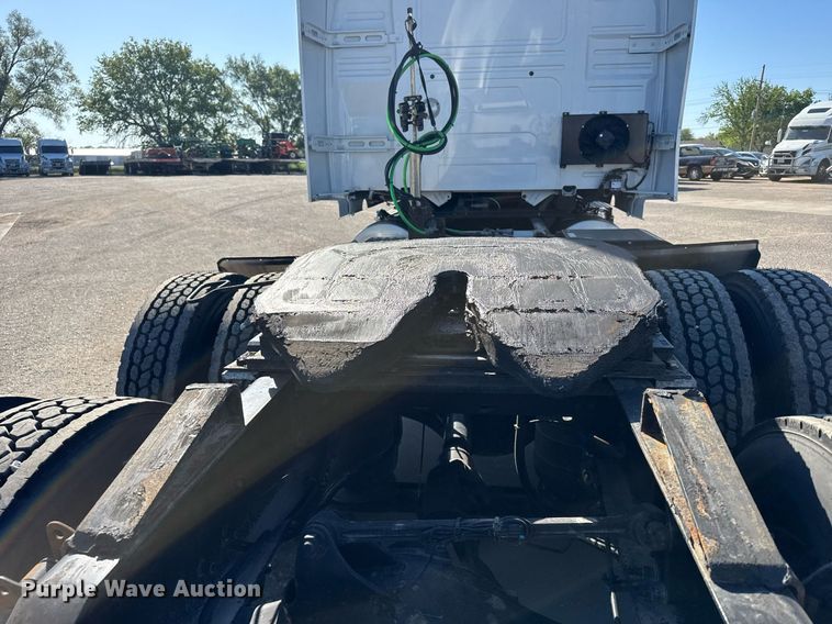 image for item EG6437 2021 Volvo VNL semi truck