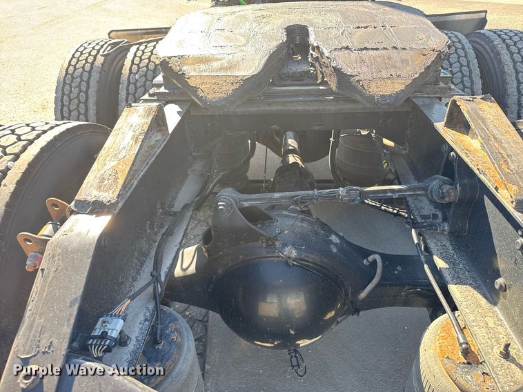 image for item EG6437 2021 Volvo VNL semi truck