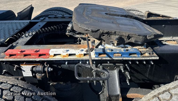 image for item EG6437 2021 Volvo VNL semi truck