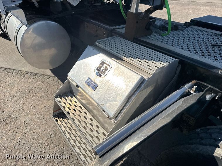 image for item EG6437 2021 Volvo VNL semi truck