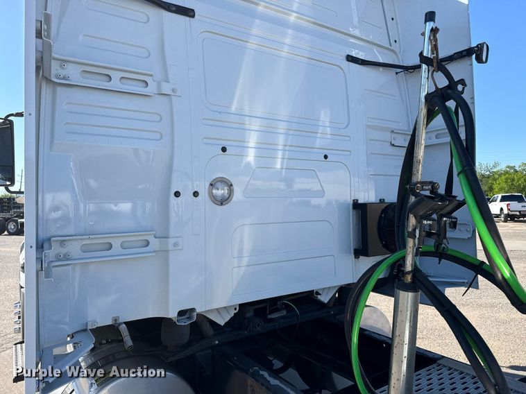 image for item EG6437 2021 Volvo VNL semi truck