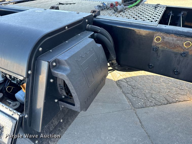 image for item EG6437 2021 Volvo VNL semi truck