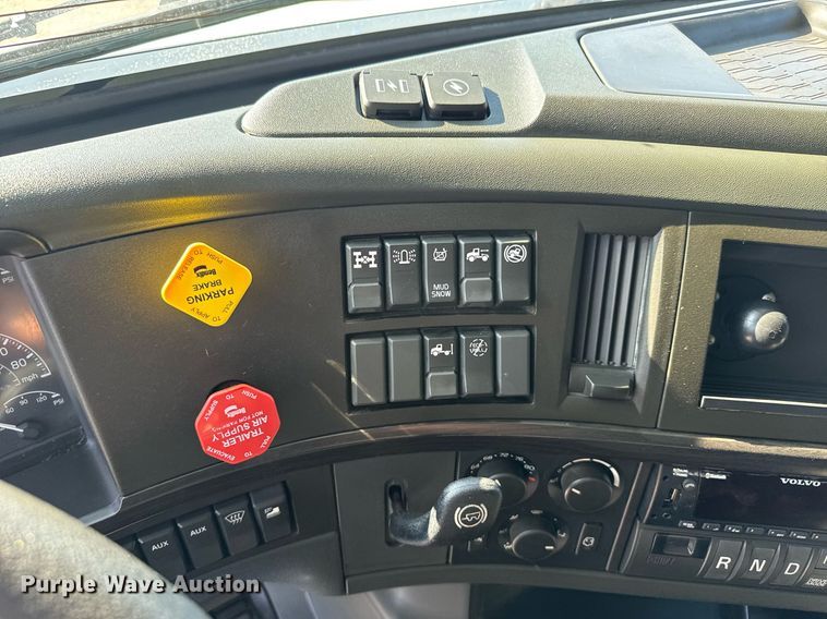 image for item EG6437 2021 Volvo VNL semi truck